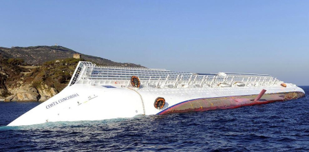 Varias personas han muerto y otras han resultado heridas, mientras continúan las labores de rescate de los pasajeros del crucero Costa Concordia, que encalló la noche del viernes en la isla italiana de Giglio.