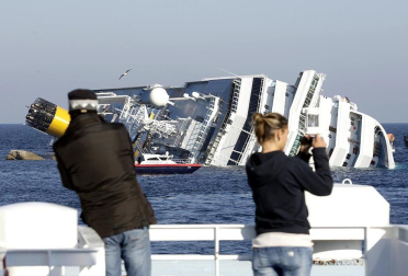 Varias personas han muerto y otras han resultado heridas, mientras continúan las labores de rescate de los pasajeros del crucero Costa Concordia, que encalló la noche del viernes en la isla italiana de Giglio.