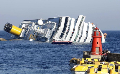 Varias personas han muerto y otras han resultado heridas, mientras continúan las labores de rescate de los pasajeros del crucero Costa Concordia, que encalló la noche del viernes en la isla italiana de Giglio.