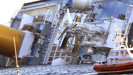 Varias personas han muerto y otras han resultado heridas, mientras continúan las labores de rescate de los pasajeros del crucero Costa Concordia, que encalló la noche del viernes en la isla italiana de Giglio.