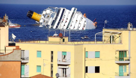 Varias personas han muerto y otras han resultado heridas, mientras continúan las labores de rescate de los pasajeros del crucero Costa Concordia, que encalló la noche del viernes en la isla italiana de Giglio.