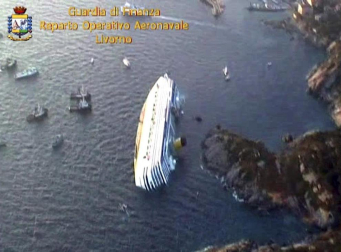 Varias personas han muerto y otras han resultado heridas, mientras continúan las labores de rescate de los pasajeros del crucero Costa Concordia, que encalló la noche del viernes en la isla italiana de Giglio.