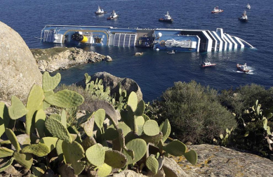 Varias personas han muerto y otras han resultado heridas, mientras continúan las labores de rescate de los pasajeros del crucero Costa Concordia, que encalló la noche del viernes en la isla italiana de Giglio.