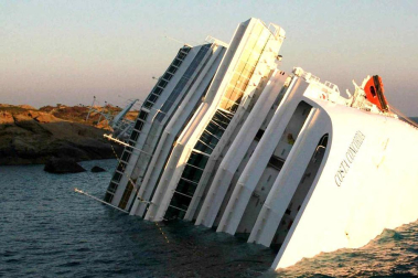 Varias personas han muerto y otras han resultado heridas, mientras continúan las labores de rescate de los pasajeros del crucero Costa Concordia, que encalló la noche del viernes en la isla italiana de Giglio.
