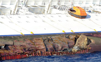 Varias personas han muerto y otras han resultado heridas, mientras continúan las labores de rescate de los pasajeros del crucero Costa Concordia, que encalló la noche del viernes en la isla italiana de Giglio.
