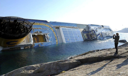 Varias personas han muerto y otras han resultado heridas, mientras continúan las labores de rescate de los pasajeros del crucero Costa Concordia, que encalló la noche del viernes en la isla italiana de Giglio.
