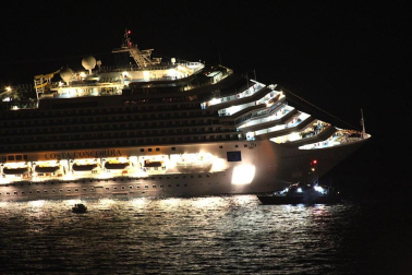 Varias personas han muerto y otras han resultado heridas, mientras continúan las labores de rescate de los pasajeros del crucero Costa Concordia, que encalló la noche del viernes en la isla italiana de Giglio.