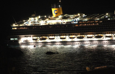 Varias personas han muerto y otras han resultado heridas, mientras continúan las labores de rescate de los pasajeros del crucero Costa Concordia, que encalló la noche del viernes en la isla italiana de Giglio.