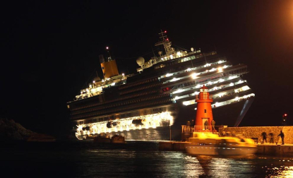 Varias personas han muerto y otras han resultado heridas, mientras continúan las labores de rescate de los pasajeros del crucero Costa Concordia, que encalló la noche del viernes en la isla italiana de Giglio.