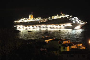 Varias personas han muerto y otras han resultado heridas, mientras continúan las labores de rescate de los pasajeros del crucero Costa Concordia, que encalló la noche del viernes en la isla italiana de Giglio.