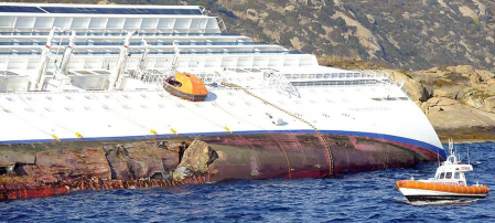 Varias personas han muerto y otras han resultado heridas, mientras continúan las labores de rescate de los pasajeros del crucero Costa Concordia, que encalló la noche del viernes en la isla italiana de Giglio.