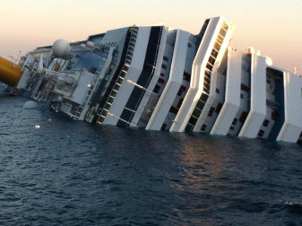 Varias personas han muerto y otras han resultado heridas, mientras continúan las labores de rescate de los pasajeros del crucero Costa Concordia, que encalló la noche del viernes en la isla italiana de Giglio.