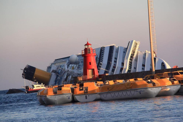 Varias personas han muerto y otras han resultado heridas, mientras continúan las labores de rescate de los pasajeros del crucero Costa Concordia, que encalló la noche del viernes en la isla italiana de Giglio.