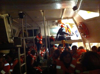 Varias personas han muerto y otras han resultado heridas, mientras continúan las labores de rescate de los pasajeros del crucero Costa Concordia, que encalló la noche del viernes en la isla italiana de Giglio.