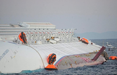 Varias personas han muerto y otras han resultado heridas, mientras continúan las labores de rescate de los pasajeros del crucero Costa Concordia, que encalló la noche del viernes en la isla italiana de Giglio.