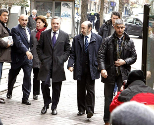 Numerosos políticos acuden a la capilla ardiente de Fraga