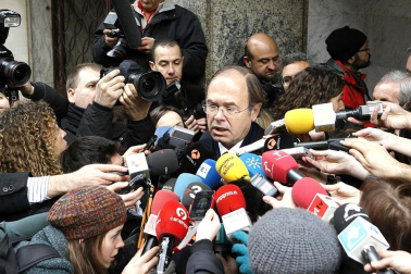 Numerosos políticos acuden a la capilla ardiente de Fraga