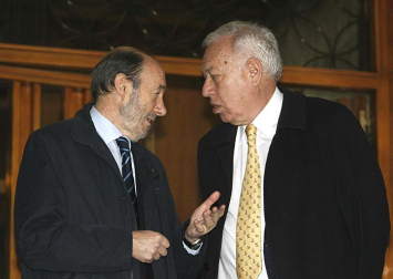 Numerosos políticos acuden a la capilla ardiente de Fraga