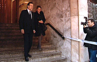Numerosos políticos acuden a la capilla ardiente de Fraga