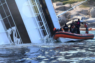 Varias personas han muerto y otras han resultado heridas, mientras continúan las labores de rescate de los pasajeros del crucero Costa Concordia, que encalló la noche del viernes en la isla italiana de Giglio.