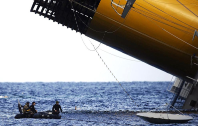 Varias personas han muerto y otras han resultado heridas, mientras continúan las labores de rescate de los pasajeros del crucero Costa Concordia, que encalló la noche del viernes en la isla italiana de Giglio.