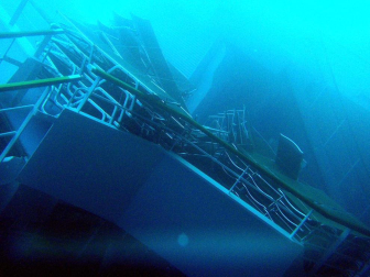 Varias personas han muerto y otras han resultado heridas, mientras continúan las labores de rescate de los pasajeros del crucero Costa Concordia, que encalló la noche del viernes en la isla italiana de Giglio.