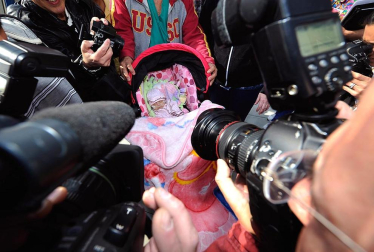 Una bebé hispana que nació 16 semanas antes de lo previsto, considerada una de las bebés más pequeñas del mundo en sobrevivir, fue dada de alta hoy de un hospital de Los Ángeles. Melinda Star Guido nació el 30 de agosto pasado, a las 24 semanas de gestación, pesando sólo 9,5 onzas (269 gramos) (menos que una lata de bebida gaseosa), y hoy al ser dada de alta del Centro Médico LAC+USC pesó 4,5 libras (454 gramos). EFE (EE.UU)