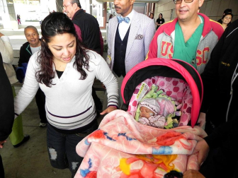 Una bebé hispana que nació 16 semanas antes de lo previsto, considerada una de las bebés más pequeñas del mundo en sobrevivir, fue dada de alta hoy de un hospital de Los Ángeles. Melinda Star Guido nació el 30 de agosto pasado, a las 24 semanas de gestación, pesando sólo 9,5 onzas (269 gramos) (menos que una lata de bebida gaseosa), y hoy al ser dada de alta del Centro Médico LAC+USC pesó 4,5 libras (454 gramos). EFE (EE.UU)