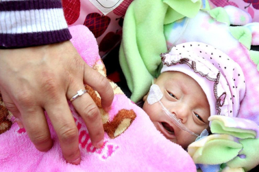 Una bebé hispana que nació 16 semanas antes de lo previsto, considerada una de las bebés más pequeñas del mundo en sobrevivir, fue dada de alta hoy de un hospital de Los Ángeles. Melinda Star Guido nació el 30 de agosto pasado, a las 24 semanas de gestación, pesando sólo 9,5 onzas (269 gramos) (menos que una lata de bebida gaseosa), y hoy al ser dada de alta del Centro Médico LAC+USC pesó 4,5 libras (454 gramos). EFE (EE.UU)