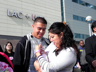 Una bebé hispana que nació 16 semanas antes de lo previsto, considerada una de las bebés más pequeñas del mundo en sobrevivir, fue dada de alta hoy de un hospital de Los Ángeles. Melinda Star Guido nació el 30 de agosto pasado, a las 24 semanas de gestación, pesando sólo 9,5 onzas (269 gramos) (menos que una lata de bebida gaseosa), y hoy al ser dada de alta del Centro Médico LAC+USC pesó 4,5 libras (454 gramos). EFE (EE.UU)