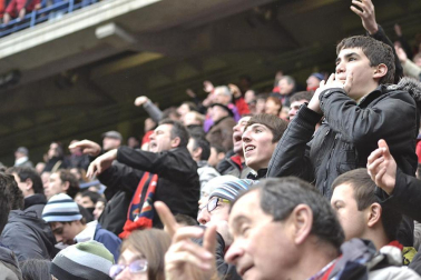 Imágenes de los aficionados de Osasuna durante el partido de Liga que enfrentó al equipo navarro con el Valencia