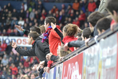 Imágenes de los aficionados de Osasuna durante el partido de Liga que enfrentó al equipo navarro con el Valencia