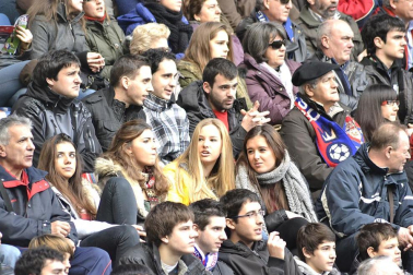 Imágenes de los aficionados de Osasuna durante el partido de Liga que enfrentó al equipo navarro con el Valencia