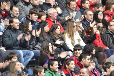 Imágenes de los aficionados de Osasuna durante el partido de Liga que enfrentó al equipo navarro con el Valencia