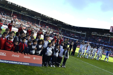 Imágenes de los aficionados de Osasuna durante el partido de Liga que enfrentó al equipo navarro con el Valencia