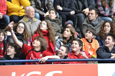Imágenes de los aficionados de Osasuna durante el partido de Liga que enfrentó al equipo navarro con el Valencia
