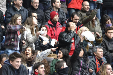 Imágenes de los aficionados de Osasuna durante el partido de Liga que enfrentó al equipo navarro con el Valencia