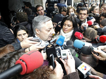 Numerosos políticos acuden a la capilla ardiente de Fraga