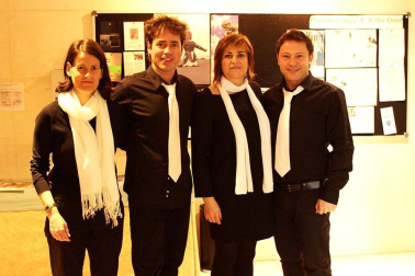 Nunca es mal momento para escuchar la música de antaño. Trae recuerdos, genera nostalgia, pero siempre provoca una sonrisa. El pasado domingo, los vecinos de Huarte tuvieron la ocasión de sonreír y disfrutar con las canciones de siempre del grupo Épsilon. La cita fue en la casa de cultura, y los acordes transportaron a los oyentes a los tiempos en los que sonaban míticos temas como "Guantanamera" o "Cuando calienta el sol", que todavía hoy no han pasado de moda.