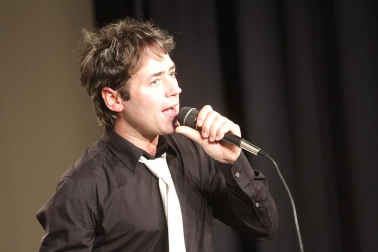 Nunca es mal momento para escuchar la música de antaño. Trae recuerdos, genera nostalgia, pero siempre provoca una sonrisa. El pasado domingo, los vecinos de Huarte tuvieron la ocasión de sonreír y disfrutar con las canciones de siempre del grupo Épsilon. La cita fue en la casa de cultura, y los acordes transportaron a los oyentes a los tiempos en los que sonaban míticos temas como "Guantanamera" o "Cuando calienta el sol", que todavía hoy no han pasado de moda.