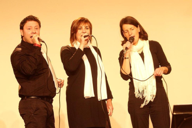 Nunca es mal momento para escuchar la música de antaño. Trae recuerdos, genera nostalgia, pero siempre provoca una sonrisa. El pasado domingo, los vecinos de Huarte tuvieron la ocasión de sonreír y disfrutar con las canciones de siempre del grupo Épsilon. La cita fue en la casa de cultura, y los acordes transportaron a los oyentes a los tiempos en los que sonaban míticos temas como "Guantanamera" o "Cuando calienta el sol", que todavía hoy no han pasado de moda.