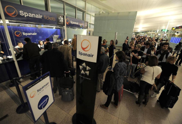 La empresa Spanair confirmó este viernes el cese de sus vuelos, que fueron cancelados esa misma noche en los principales aeropuertos de España.