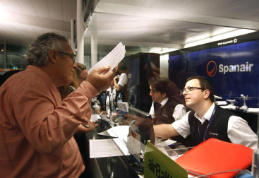 La empresa Spanair confirmó este viernes el cese de sus vuelos, que fueron cancelados esa misma noche en los principales aeropuertos de España.