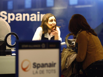 La empresa Spanair confirmó este viernes el cese de sus vuelos, que fueron cancelados esa misma noche en los principales aeropuertos de España.