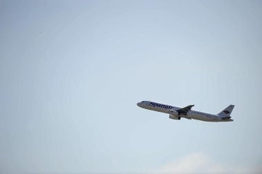 La empresa Spanair confirmó este viernes el cese de sus vuelos, que fueron cancelados esa misma noche en los principales aeropuertos de España.