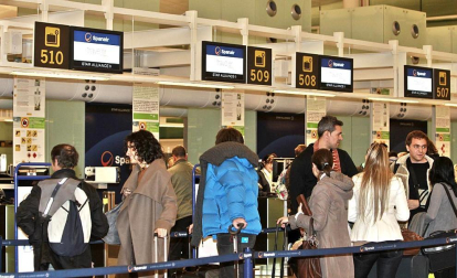 La empresa Spanair confirmó este viernes el cese de sus vuelos, que fueron cancelados esa misma noche en los principales aeropuertos de España.