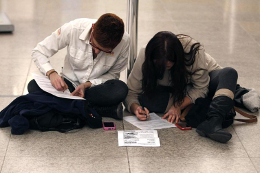 La empresa Spanair confirmó este viernes el cese de sus vuelos, que fueron cancelados esa misma noche en los principales aeropuertos de España.