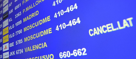 La empresa Spanair confirmó este viernes el cese de sus vuelos, que fueron cancelados esa misma noche en los principales aeropuertos de España.
