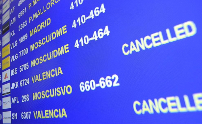 La empresa Spanair confirmó este viernes el cese de sus vuelos, que fueron cancelados esa misma noche en los principales aeropuertos de España.