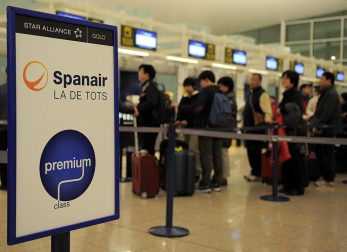 La empresa Spanair confirmó este viernes el cese de sus vuelos, que fueron cancelados esa misma noche en los principales aeropuertos de España.